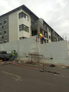 Specialized in painting and complete renovations 083 7633 427