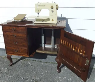 BERNINA 707 MINIMATIC Sewing machine excellent condition made in Switzerland with solid wood cabinet