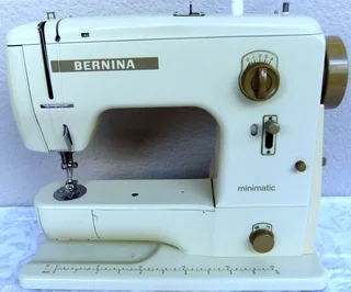 BERNINA 707 MINIMATIC Sewing machine excellent condition made in Switzerland with solid wood cabinet