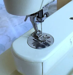 BERNINA 707 MINIMATIC Sewing machine excellent condition made in Switzerland with solid wood cabinet