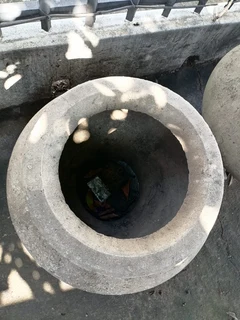 LARGE   CONCRETE POT ROUND