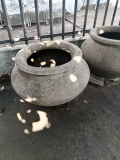 LARGE   CONCRETE POT ROUND