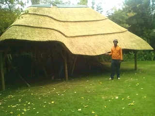 PHAKISA THATCH CONSTRUCTION.WE INSTALLATION LAPA AND POOLS, OVERALL OLD LAPAS, REPAIR WE SERVICE