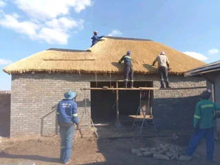 PHAKISA THATCH CONSTRUCTION.WE INSTALLATION LAPA AND POOLS, OVERALL OLD LAPAS, REPAIR WE SERVICE