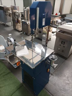 Meat cutting machine