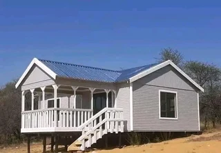 Wendyhouse and log cabin