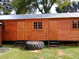 Wendyhouse and log cabin