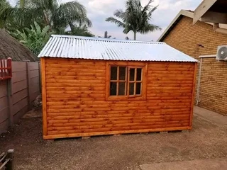 Wendyhouse and log cabin
