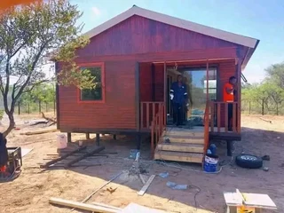 Wendyhouse and log cabin