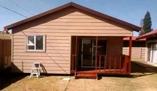 Wendyhouse and log cabin
