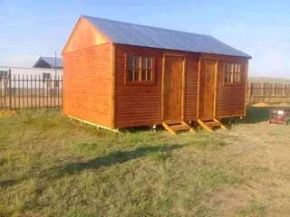 Wendyhouse and log cabin