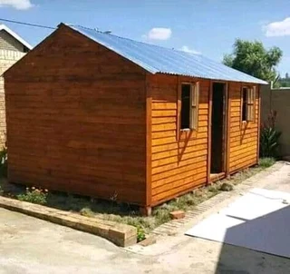 Wendyhouse and log cabin