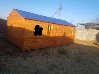 Wendyhouse and log cabin