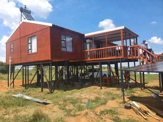 Wendyhouse and log cabin