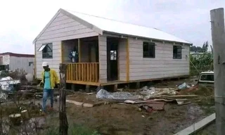 Wendyhouse and log cabin
