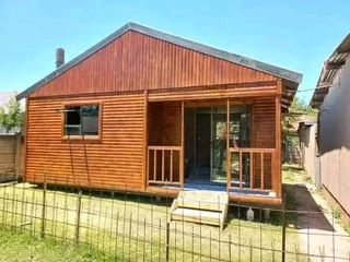 Wendyhouse and log cabin