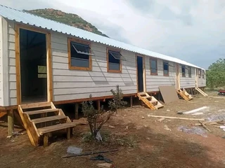 Wendyhouse and log cabin