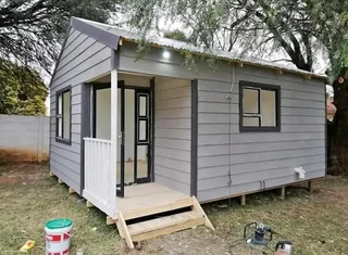 Wendyhouse and log cabin