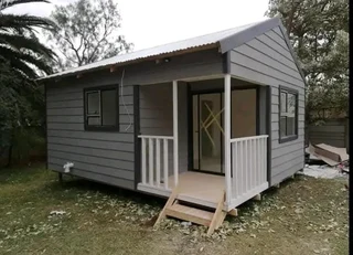 Wendyhouse and log cabin