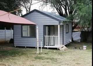 Wendyhouse and log cabin