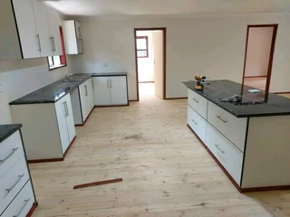 Wendyhouse and log cabin