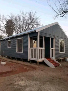 Wendyhouse and log cabin