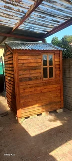 Wendyhouse and log cabin