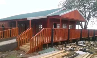 Wendyhouse and log cabin