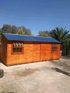 Wendyhouse and log cabin