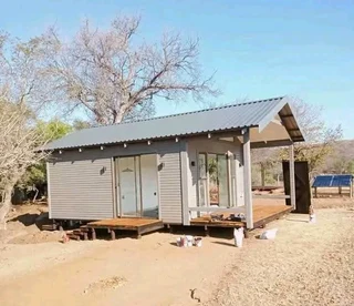 Wendyhouse and log cabin