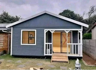 Wendyhouse and log cabin