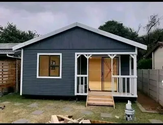 Wendyhouse and log cabin