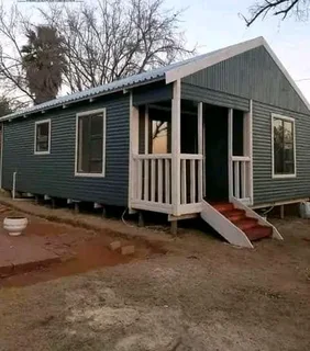 Wendyhouse and log cabin