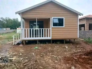 Wendyhouse and log cabin
