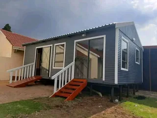 Wendyhouse and log cabin