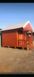 Wendyhouse and log cabin