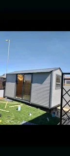 Wendyhouse and log cabin