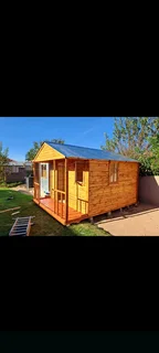 Wendyhouse and log cabin