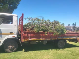 Rubbish removal rubble removal furniture removal garden refuse and long distance 0839826457