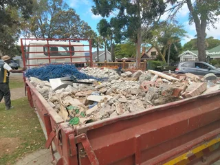 Rubbish removal rubble removal furniture removal garden refuse and long distance 0839826457