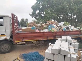 Rubbish removal rubble removal furniture removal garden refuse and long distance 0839826457