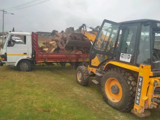 We do rubbish removal rubble removal furniture removal garden refuse and long distance 0839826457