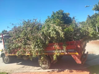 We do rubbish removal rubble removal furniture removal garden refuse 0839826457