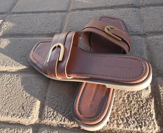 Leather sandal slides