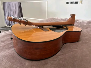 *Voyage Air VAOM-02 Folding Guitar – Almost As New! | R10 000
