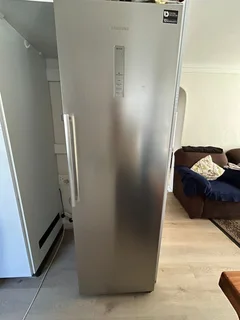 Silver Samsung Fridge 375LT. R 8000