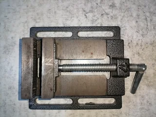 4&#34; Bench Vise with Flat Jaws - Fixed Base for Precision Drilling, Cast Iron Construction