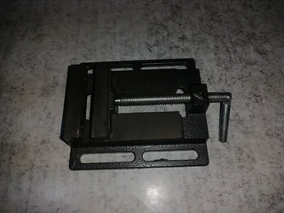 4&#34; Bench Vise with Flat Jaws - Fixed Base for Precision Drilling, Cast Iron Construction