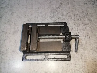 4&#34; Bench Vise with Flat Jaws - Fixed Base for Precision Drilling, Cast Iron Construction