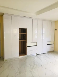 EXPERIENCED,  COMPETENT,  PROFESSIONAL AND SKILLED CARPENTER.